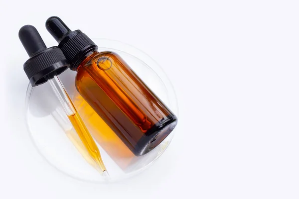 Essentiële Olie Fles Petrischaaltjes Witte Achtergrond — Stockfoto
