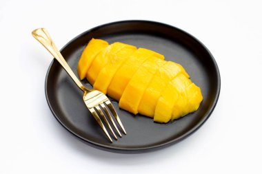 Beyaz arka planda sarı mango dilimleri.