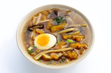 Beyaz arka planda balık çorbası.