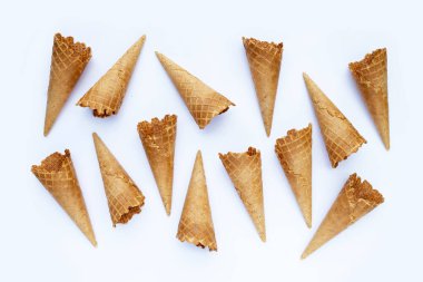 beyaz zemin üzerinde boş dondurma koni.