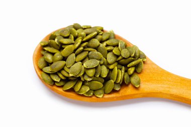 beyaz arkaplanda kabak tohumları