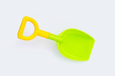Plastik yaz oyuncağı, beyaz arka planda kürek..