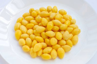 Beyaz arka planda haşlanmış ginkgo fındığı.