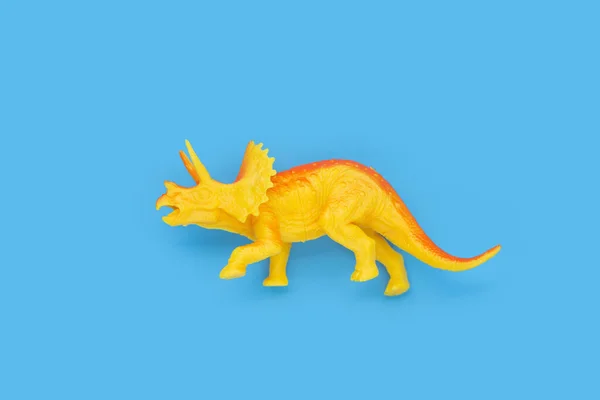 Kunststoff Triceratops Dinosaurier Spielzeug Auf Blauem Hintergrund — Stockfoto