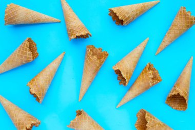 Mavi arka planda boş dondurma külahı.