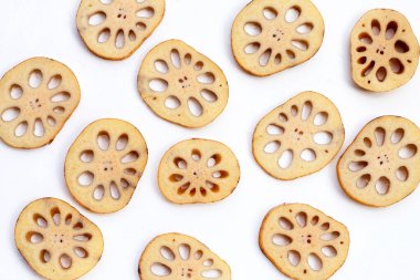 Beyaz arkaplanda nilüfer kökü