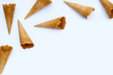 beyaz zemin üzerinde boş dondurma koni.