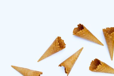 beyaz zemin üzerinde boş dondurma koni.