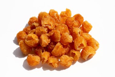 beyaz zemin üzerine kurutulmuş longan.