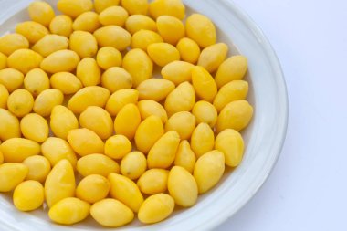 Beyaz arka planda haşlanmış ginkgo fındığı.