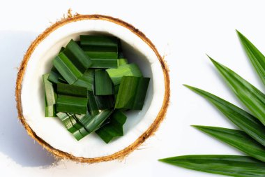 Pandan yarım hindistan cevizi ile ayrılıyor.