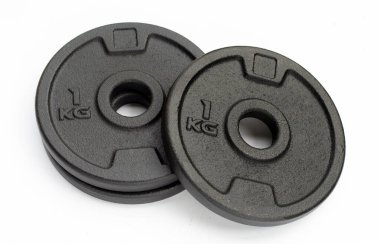 Beyaz arka planda siyah plakalar. Spor malzemeleri.