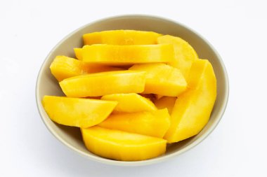 Beyaz arkaplanda sarı mango dilimleri.