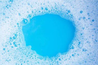 Deterjan köpüğü, mavi arkaplan.