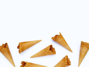 beyaz zemin üzerinde boş dondurma koni.