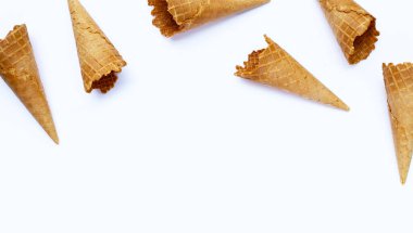 beyaz zemin üzerinde boş dondurma koni.