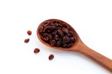 Beyaz arka planda kurumuş üzüm.