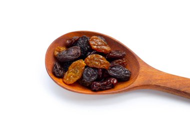 Beyaz arka planda kurumuş üzüm.