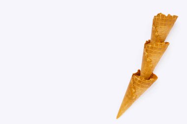 beyaz zemin üzerinde boş dondurma koni.