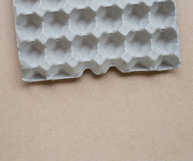 Kahverengi arkaplanda yumurta sandığı.