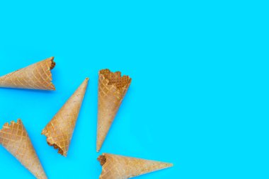 Mavi arka planda boş dondurma külahı.