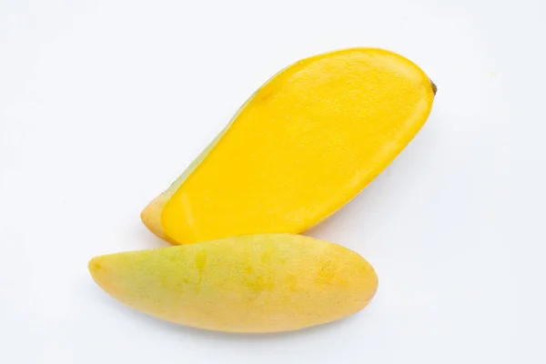 热带水果 白色背景的芒果 顶部视图 — 图库照片
