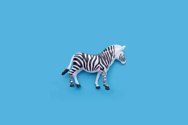 蓝色背景的塑料斑马玩具 — 图库照片