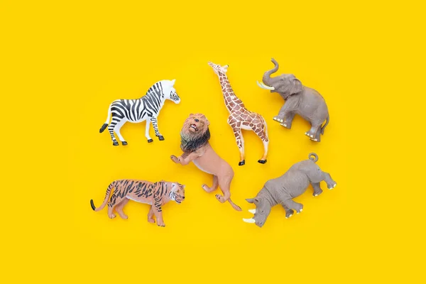 Plástico Brinquedos Animais Selva Fundo Amarelo — Fotografia de Stock