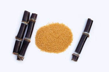 Beyaz arka planda kahverengi şekerli şeker kamışı