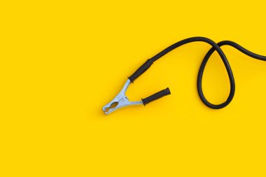 Sarı arkaplanda kaynak zemin kıskacı.