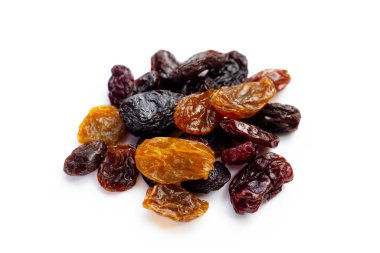 Beyaz arka planda kurumuş üzüm.