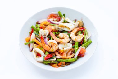 Deniz mahsullü Tayland baharatlı salatası.