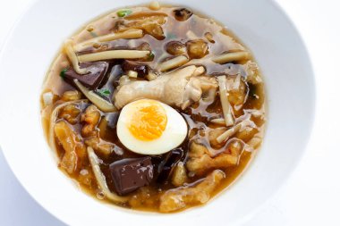 Beyaz arka planda balık çorbası.