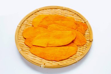 Beyaz arka planda kurutulmuş mango.