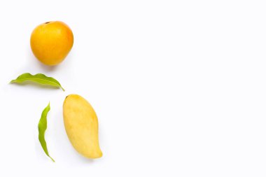 Tropik meyve, beyaz arka planda mango. Üst görünüm