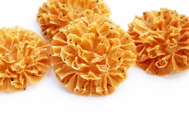 Beyaz arka planda gevrek nilüfer çiçeği kurabiyesi.