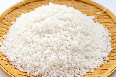 Bambu tabağında tuz çiçeği