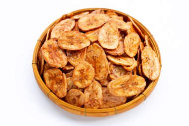 Beyaz arkaplanda muz cipsi.