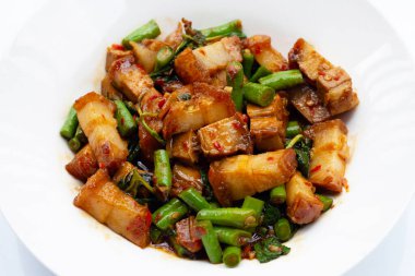 Baharatlı kızarmış domuz eti ve kutsal fesleğen.