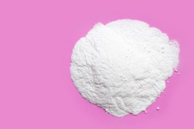 Pembe arka planda kabartma tozu.