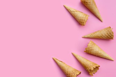 Pembe arka planda boş dondurma külahı.