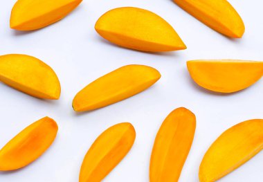 Tropik meyve, beyaz arka planda mango. Üst görünüm