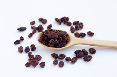 Beyaz arka planda kurumuş üzüm.