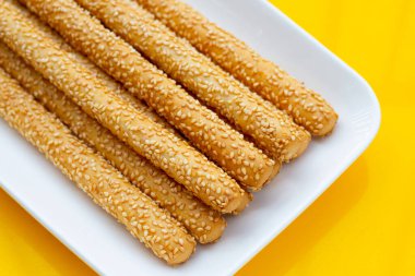 Sarı arkaplanda ekmek çubukları