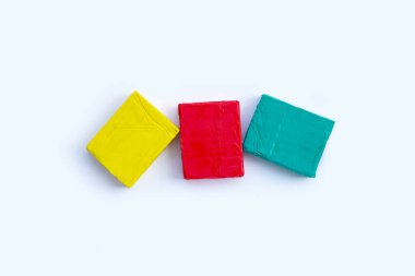 Beyaz arkaplanda renkli plastik kil.