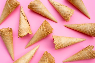 Pembe arka planda boş dondurma külahı.