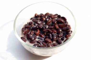 Hindistan cevizi sütü içinde siyah fasulye tatlısı.