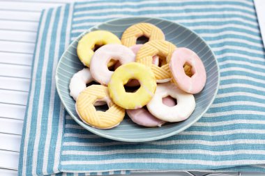 Kurabiye tabakta donut şekillendirir