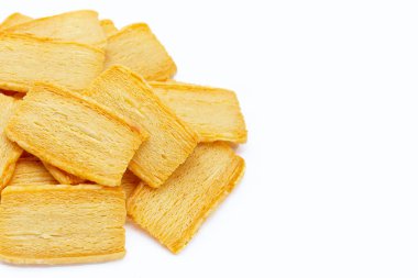 Beyaz arka planda peynirli gevrekler.