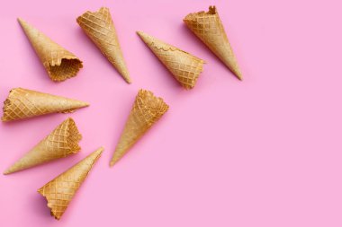 Pembe arka planda boş dondurma külahı.